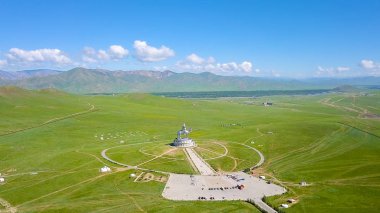 Atlı heykeli cengiz Khan'ın güneşli havalarda. Moğolistan, Ulaanbaatar, dron üzerinden  