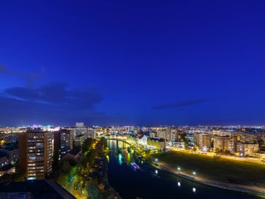 Gece Kaliningrad ışıkları. Nehir Pregolya, dolgu Jubilee Köprüsü ve balık köyü. Rusya, Kaliningrad