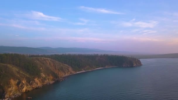 ロシア バイカル湖 モンゴルへ島 無人機からの小さな海湾に沈む夕日 — ストック動画