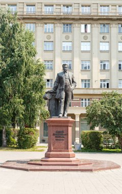 Rusya, Novosibirsk - 19 Temmuz 2018:, Andrei Dmitrievich Kryachkova mimar için anıt. Sibirya şehirlerde yaklaşık 100 büyük binalar inşa