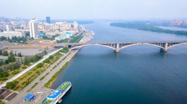 Rusya, Krasnoyarsk - 22 Temmuz 2018: Ortak köprü. Tiyatro Meydanı. şehir yönetimi. Krasnoyarsk, Dron üzerinden şehir panoraması  