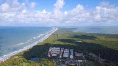 Rusya, Zelenogradsk. Curonian Spit (Kurshskaya kosa), Baltık Denizi. Curonian yuvasından dron (Kurshskay Bay),  