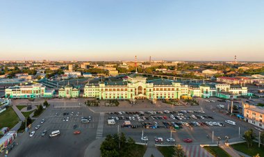 Rusya, Omsk - 16 Temmuz 2018: Merkez Tren İstasyonu, Omsk şehir. İstasyon binası. Günbatımı