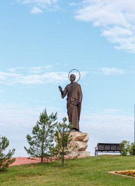 ' Prokopyevsk, Rusya Federasyonu - 14 Ağustos 2018: St Procopius heykeli. Alan girişinde kompleksi