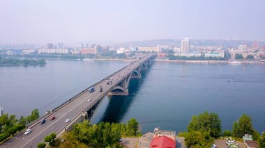 Toplumsal görünümünü Yenisey Irmağı köprüden. Krasnoyarsk şehir merkezinde. Rusya'dan Dron  