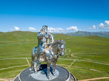 Moğolistan, Ulaanbaatar - 08 Ağustos 2018: Atlı heykeli cengiz Khan'ın güneşli havalarda. Ulaanbaatar, Moğolistan. Hava fotoğrafçılığı
