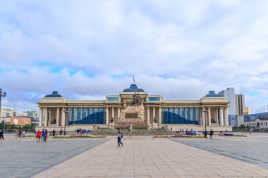 Moğolistan, Ulaanbaatar - 08 Ağustos 2018: Hükümet Sarayı Sukhbaatar Meydanı'nın kuzey tarafında bulunan