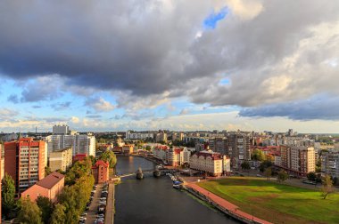 Kaliningrad bulutlu havalarda. Nehir Pregolya, dolgu Jubilee Köprüsü ve balık köyü. Rusya, Kaliningrad