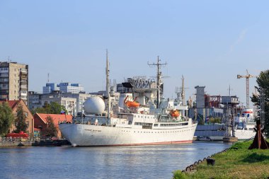 Rusya, Kaliningrad - 20 Eylül 2018: Bilimsel araştırma gemisi Kosmonavt Viktor Patsayev. Gemi dünya okyanus iskelede müze sergiler. Pregolya Nehri