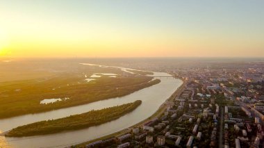 Omsk şehir ve irtiş Nehri günbatımı sırasında görünümünü. Rusya'dan Dron  