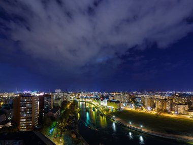 Gece Kaliningrad ışıkları. Nehir Pregolya, dolgu Jubilee Köprüsü ve balık köyü. Rusya, Kaliningrad
