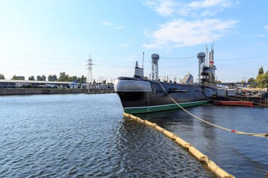 Rusya, Kaliningrad - 20 Eylül 2018: Denizaltı B-413. Gemi dünya okyanus iskelede sergiler. Pregolya Nehri