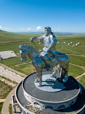 Moğolistan, Ulaanbaatar - 08 Ağustos 2018: Atlı heykeli cengiz Khan'ın güneşli havalarda. Ulaanbaatar, Moğolistan. Hava fotoğrafçılığı