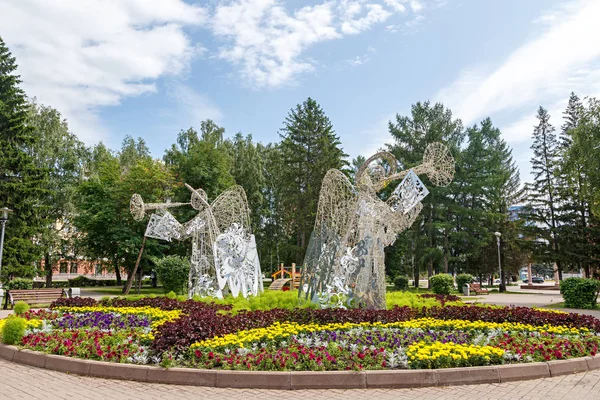 Rusia Kemerovo Julio 2018 Ángeles Escultura Encuentra Corazón Ciudad Kemerovo —  Fotos de Stock
