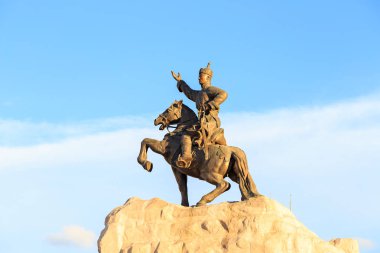 Moğolistan, Ulaanbaatar - 08 Ağustos 2018: Anıt, Sukhbaatar. Anıt halkların devrim 25 yıldönümü vesilesiyle 1946 yılında açıldı. Sunset Bulvarında