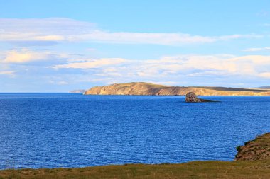 Küçük deniz Bay, Olkhon Adası, Baykal Gölü kıyısında. Rusya
