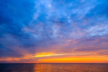 Defne Posolskiy Sor. Günbatımı üzerinde Deniz Baykal, Rusya, Buryatia