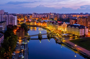 Kaliningrad sabahın erken saatlerinde. Nehir Pregolya, dolgu Jubilee Köprüsü ve balık köyü. Rusya, Kaliningrad
