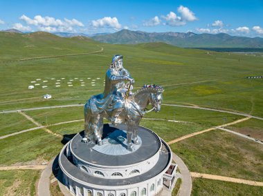 Moğolistan, Ulaanbaatar - 08 Ağustos 2018: Atlı heykeli cengiz Khan'ın güneşli havalarda. Ulaanbaatar, Moğolistan. Hava fotoğrafçılığı