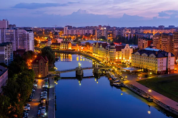 Kaliningrad sabahın erken saatlerinde. Nehir Pregolya, dolgu Jubilee Köprüsü ve balık köyü. Rusya, Kaliningrad