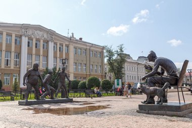 Rusya, Irkutsk - 25 Temmuz 2018: Leonid Gayday anıt. Morgunov Byvaly (deneyimli), Nikulin Balbes (Dumb Ass) yapıldı ve Vitsin Trus (korkak oldu)