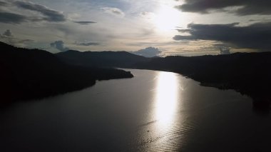 Teletskoy göl güneş, Rusya, altay karşı üzerinde yükselmesi. Ormanlar, üzerinden Drone ile kaplı dağları  