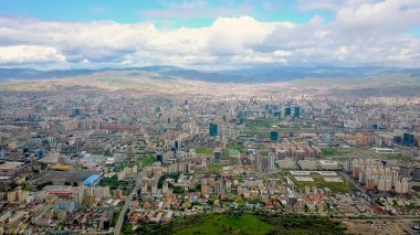 Moğolistan, bulutlu hava, üzerinden uçak kuş s-göz görünümünde şehir panoraması Ulan Batur  