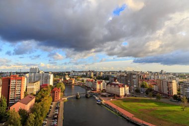 Kaliningrad bulutlu havalarda. Nehir Pregolya, dolgu Jubilee Köprüsü ve balık köyü. Rusya, Kaliningrad