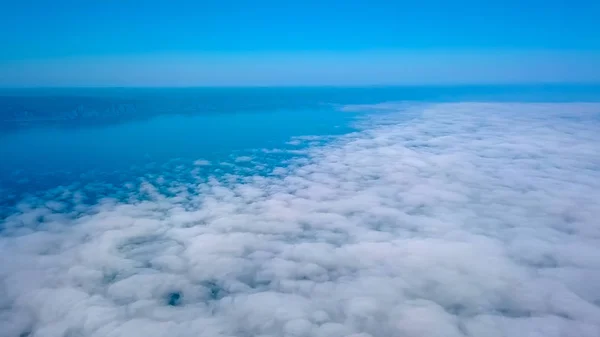 雲の上飛ぶ バイカル湖沿岸 山は森林で覆われています ロシアの無人機 — ストック写真