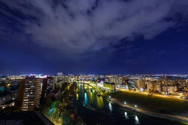 夜晚的灯光加里宁格勒 普雷戈利亚河 渔村的堤防和银禧桥 俄罗斯 加里宁格勒 — 图库照片