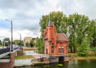 Rusya, Kaliningrad: Ev yüksek köprü bekçi. Kaldırma mekanizmaları 1899 yılında Königsberg neo-gotik tarzda inşa edilen yer