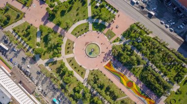 Rusya, Irkutsk. Kirov sonra adlı Meydanı. Çeşmeden Dron, başının üzerinde atış  