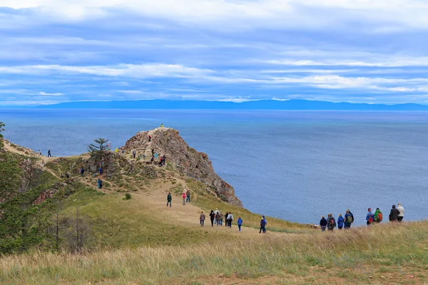 Russia Baikal Olkhon Tourists Cape Shunte Admire Lake Baikal — Stock Photo, Image