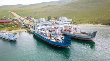 Rusya, Olkhon - 27 Temmuz 2018: Bağlama feribot meni Batagayev. Deniz baykal. Olkhon Adası'na feribot. Ada., üzerinden dron taraftan  
