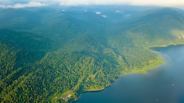 Panoramik göl Teletskoye, bulutlar tırmanıyor. Rusya, altay. Ormanlar, üzerinden Drone ile kaplı dağları  