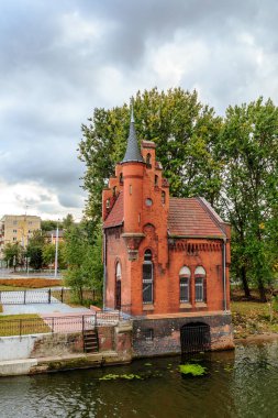 Rusya, Kaliningrad: Ev yüksek köprü bekçi. Kaldırma mekanizmaları 1899 yılında Königsberg neo-gotik tarzda inşa edilen yer
