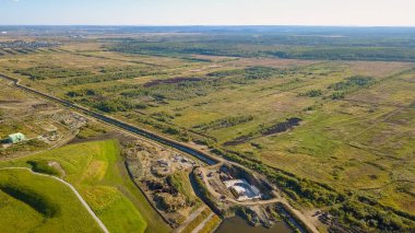 Ekaterinburg şehrinin yeni bir bölgesinde yeni binalar. Hidrolik yapıların yapımı. Rusya, Drone 'dan