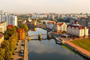 Kaliningrad sabah. Nehir Pregolya, dolgu Jubilee Köprüsü ve balık köyü. Rusya, Kaliningrad