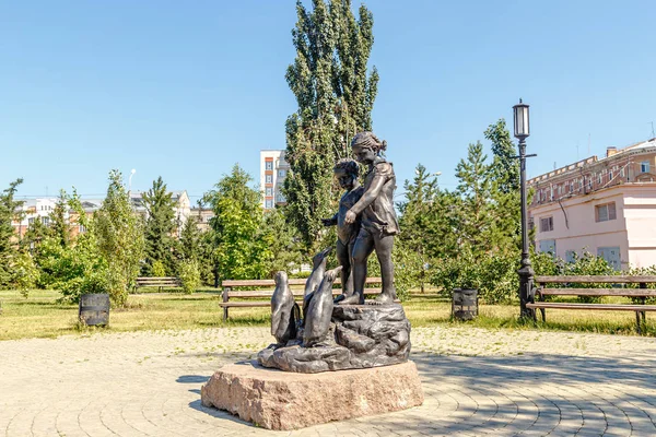 Russia Omsk July 2018 Children Feeding Penguins Monument Sculpture — Stock Photo, Image