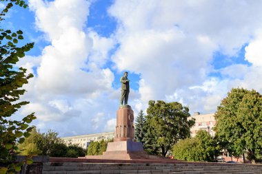 Rusya, Kaliningrad - 22 Eylül 2018: Anıt M.I. Kalinin. Kaliningrad-Yujni istasyonu önünde Kalinin kare