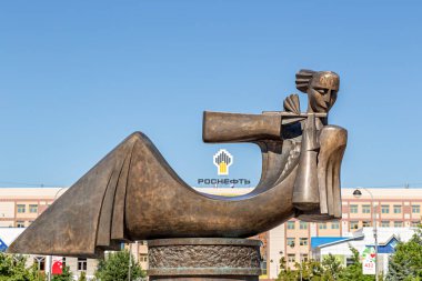 Rusya, Tyumen - 15 Temmuz 2018: Anıt heykel - melodi. Tsvetnoy Bulvarı - Tyumen şehir merkezi
