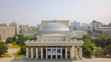 Rusya, Novosibirsk - 19 Temmuz 2018: Novosibirsk Devlet Akademik Tiyatrosu Opera ve Balesi, Dron üzerinden  