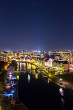 Kaliningrad merkezi gece manzarası. Jubilee Köprüsü, balık Köyü, kanalları Pregolya Nehri'nin. Rusya