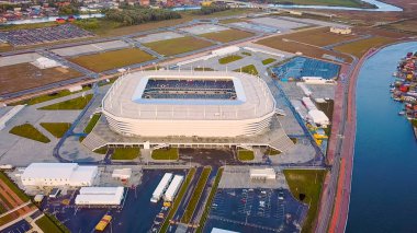 Rusya, Kaliningrad - 24 Eylül 2018: Havadan görünümü gün batımında. Stadyum Kaliningrad - futbol stadyumu Kaliningrad, 2018 Dünya Kupası maçları için 2018 yılında inşa