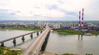 Kuznetsk Köprü Nehri Tom. Kemerovo şehir manzarasına. Rusya'dan Dron  
