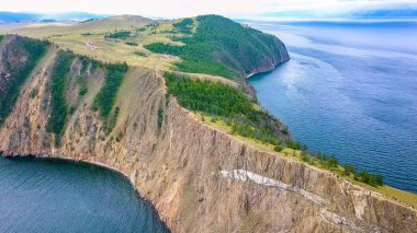 MYS Khoboy (Cape Khoboy). Rusya, Baykal Gölü, Olkhon Adası. Üzerinden dron Olkhon Adası en kuzeydeki nokta  