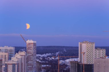 Ay ve gün batımının ay tutulması. Yekaterinburg, yeni binalar ve vinçler görünümünü. 21 Ocak 2019
