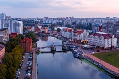 Kaliningrad sabahın erken saatlerinde. Nehir Pregolya, dolgu Jubilee Köprüsü ve balık köyü. Rusya, Kaliningrad