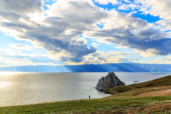 Rusia Danau Baikal Khuzhir Turis Berjalan Sekitar Shaman Rock Pulau — Stok Foto