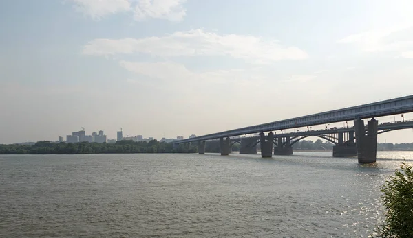 Russia, Novosibirsk. Metro Bridge and October Bridge across the Ob River — Stock Image Russia Novosibirsk Metro Bridge October Bridge River Stock Photo